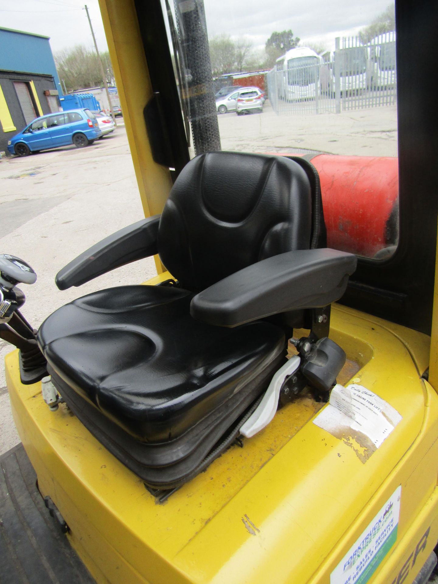 Hyster H2.00Xm forklift truck 7235 hours currently manufactured in 2004, has a roof as well as front - Image 5 of 9