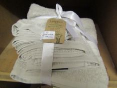 Laura Secret 8 Piece Towel Set, Unchecked, With Tags.