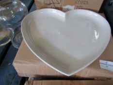 6x Heart Shape Large Plate 25cm x 29cm - New & Boxed. (77)
