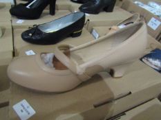 JD Williams Ladies Beige Low Heel Shoes, Size: 9EEEEE - Unused & Boxed.