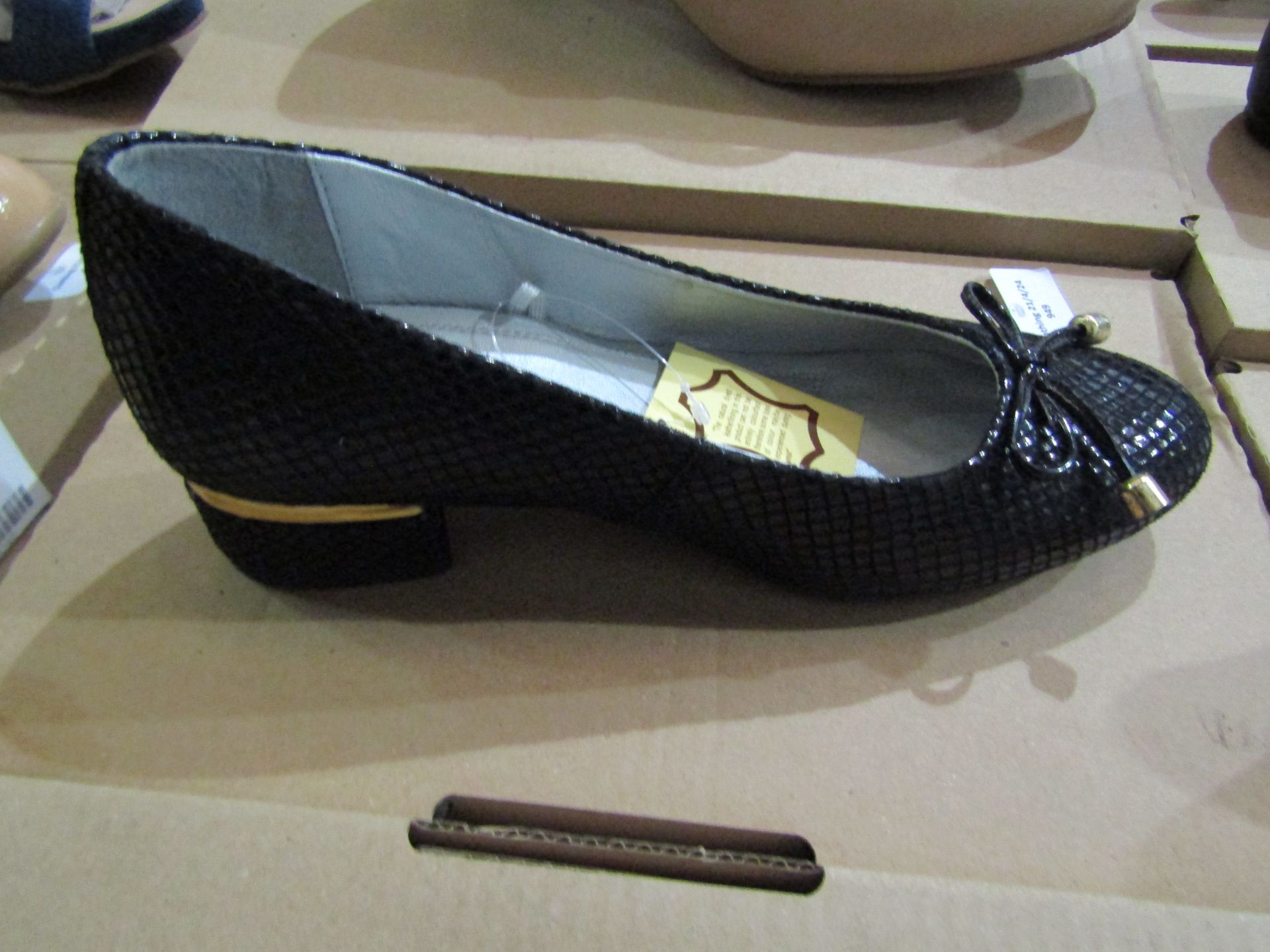 JD Williams Heavenly Soles Ladies Bow Court Shoes, Size: 4 - Unused & Boxed.