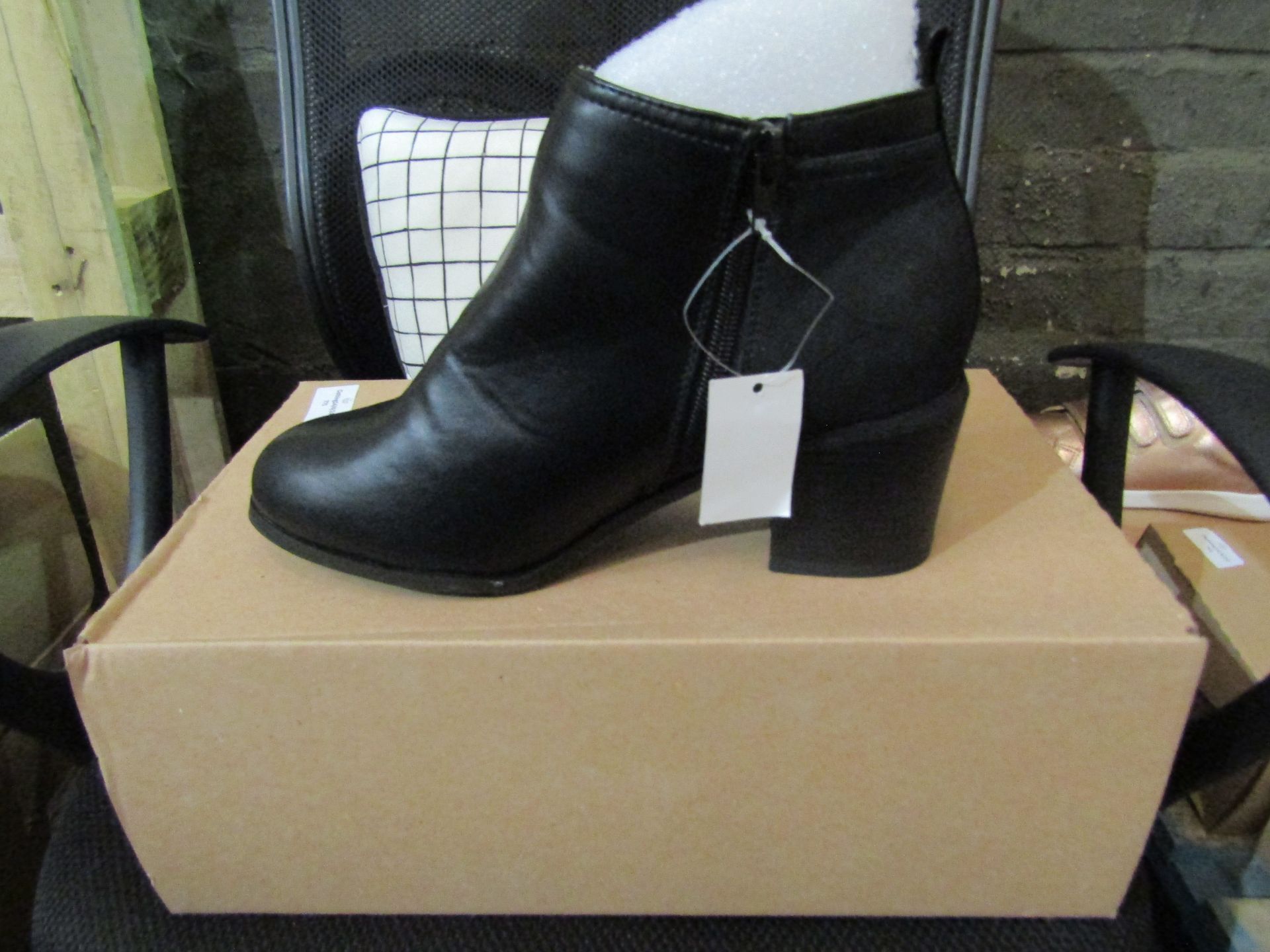 JD Williams Sole Diva Ladies Black Leather Ankle High Zip Up Boots, Size: 6EEE - Unused & Boxed.