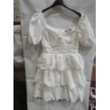 1x Box Containing Approx 26x Pretty Little Thing White Crinkle Cup Detail Tiered Skirt Scatter