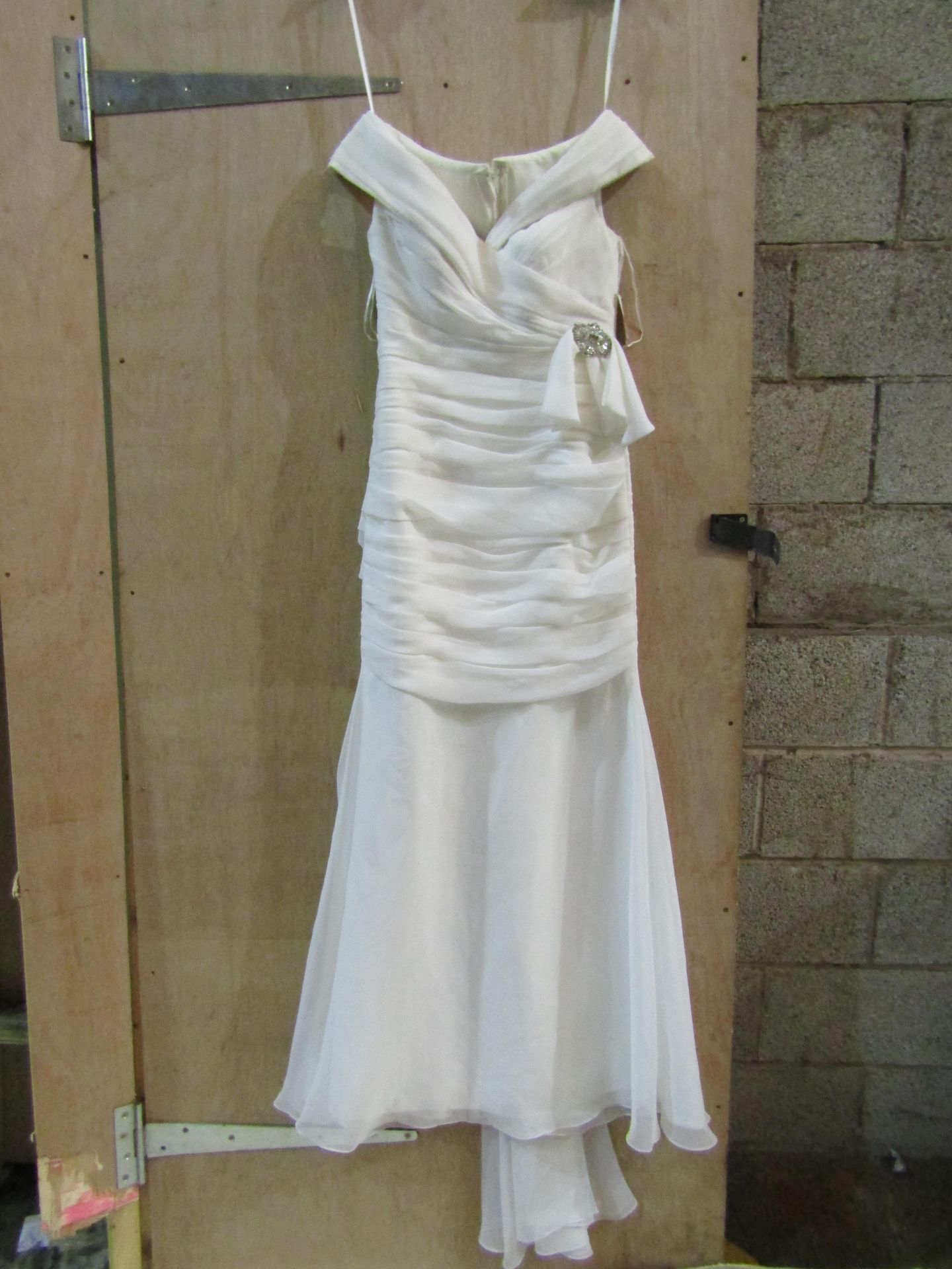 Approx 500 pieces of wedding shop stock to include wedding dresses, mother of the bride, dresses, - Image 98 of 108
