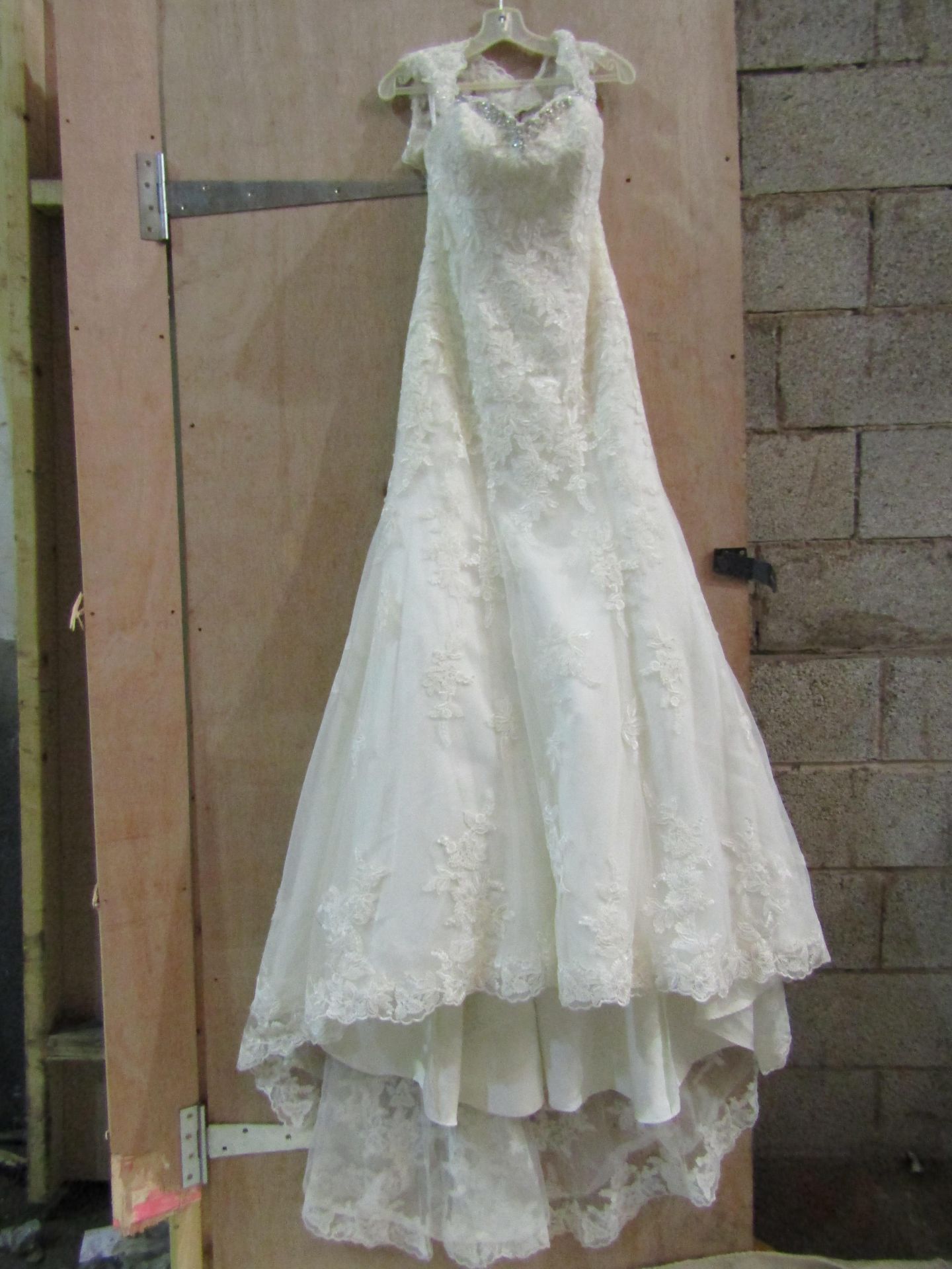 Approx 500 pieces of wedding shop stock to include wedding dresses, mother of the bride, dresses, - Image 100 of 108