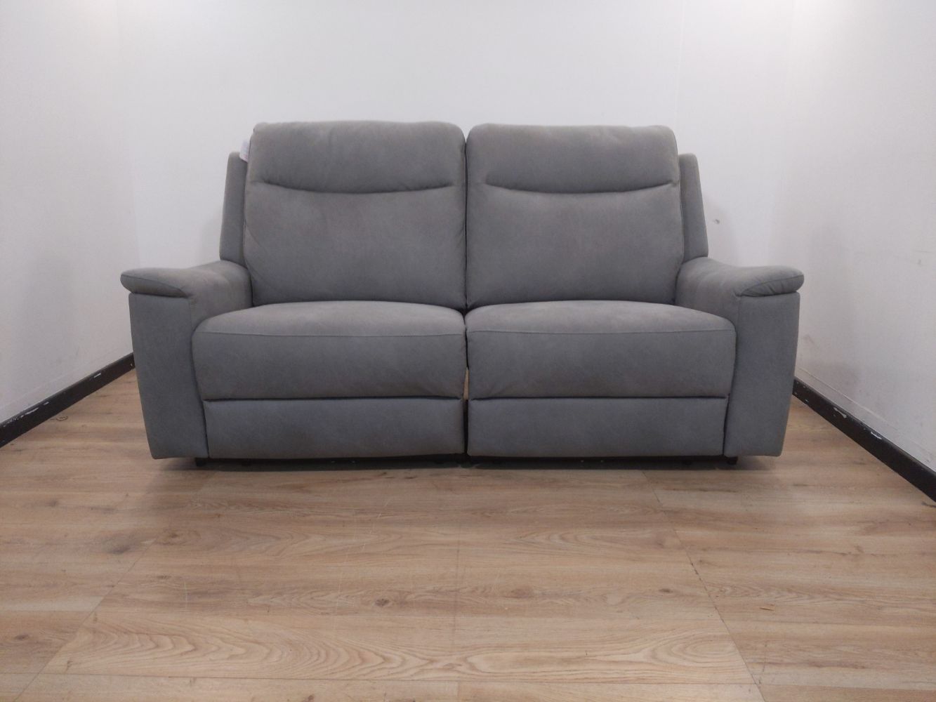 Sofas and Chairs from SCS, DFS and more at up to 90% off RRP with reduced Buyers premium