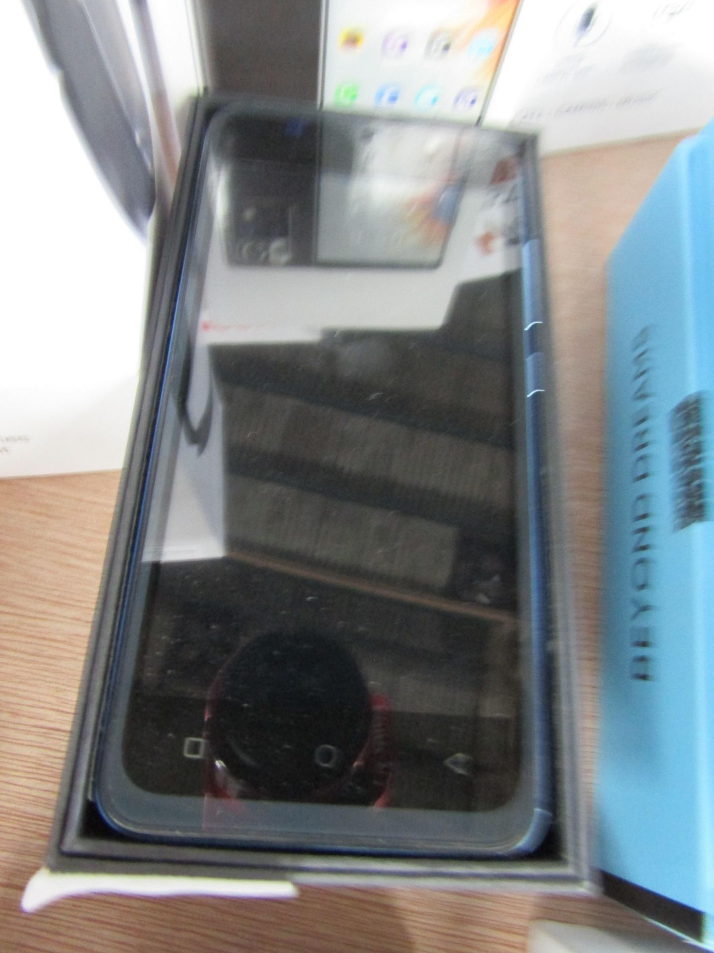 Andriod Smart Phone With Earbuds & Charger - Powers On & Unlocks However Untested Anyfurther.