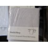 Soak & Sleep Jacquard Floral Oxford Pillow Cases Super King Pair RRP 11 About the Product(s)