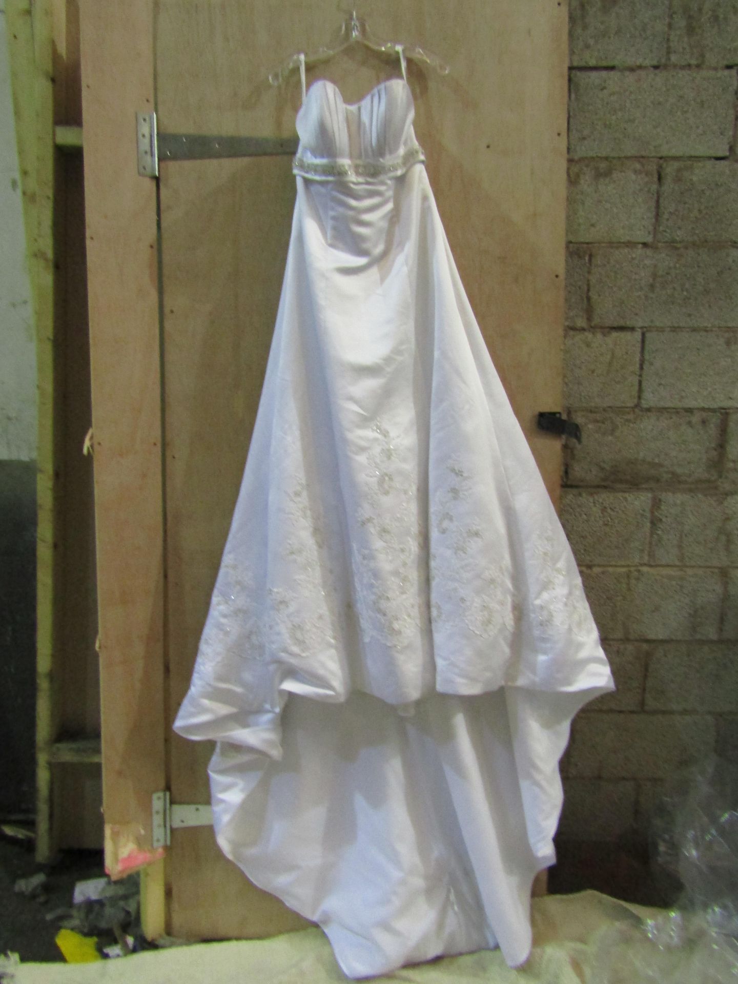Approx 500 pieces of wedding shop stock to include wedding dresses, mother of the bride, dresses, - Image 102 of 108
