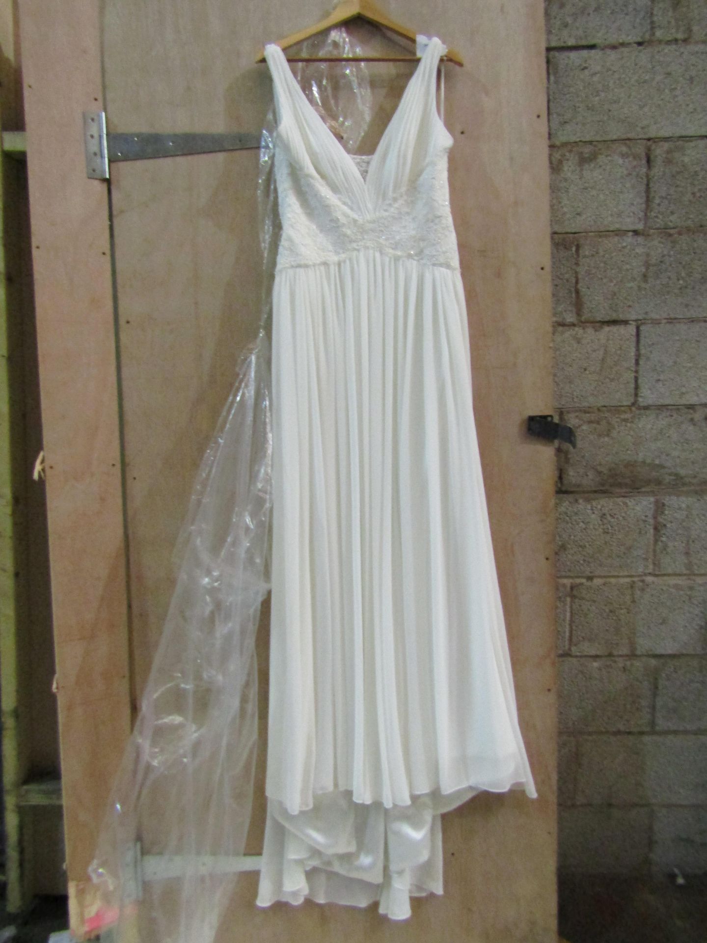 Approx 500 pieces of wedding shop stock to include wedding dresses, mother of the bride, dresses, - Image 99 of 108