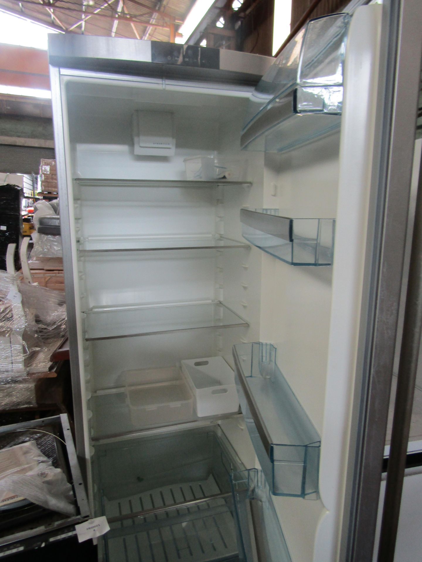 AEG - Santo Oko Silver Freestanding Fridge - Powers On, Does Not Get Cold. Need Intensive Clean. May - Image 2 of 2