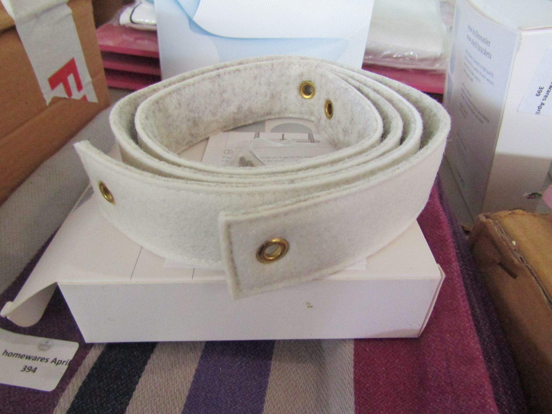 Small Felted Wool Shelf Bracket - White - New & Boxed. (DR672)