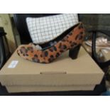 JD Williams Ladies Comfort Court Shoes, Size: 4EEE - Unworn & Boxed.