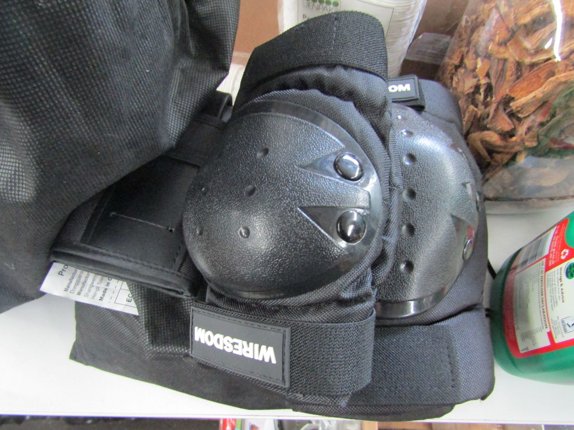 Set of Wiresdom elbow and knee pads, unused