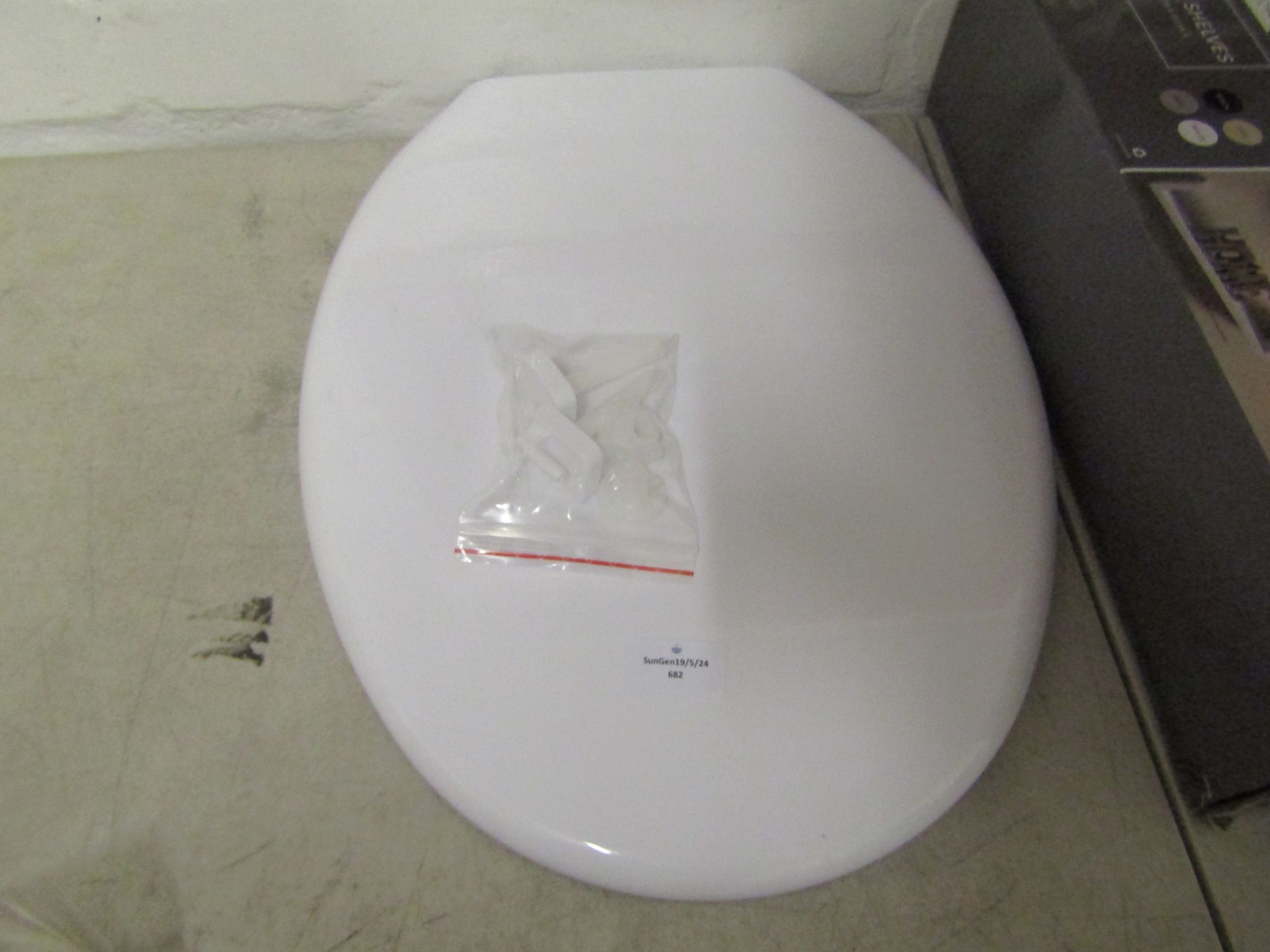 White Plastic Soft Close Toilet Seat With Fixings.