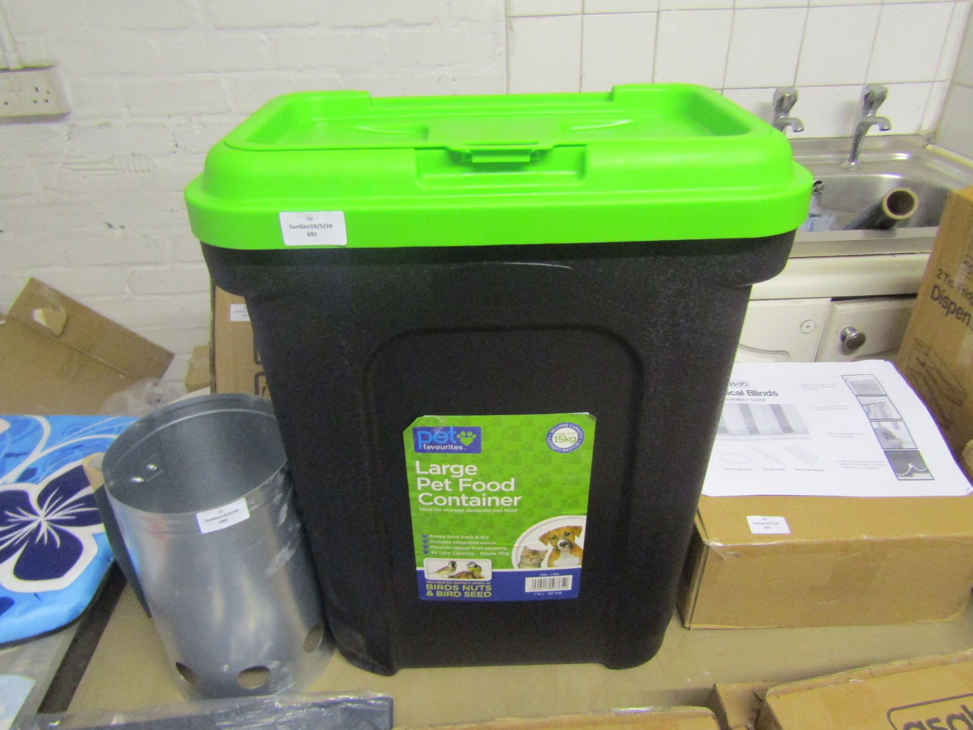 Pet Favourites 30L Large Pet Food Container, Black/Green - Looks To Be In Good Condition.
