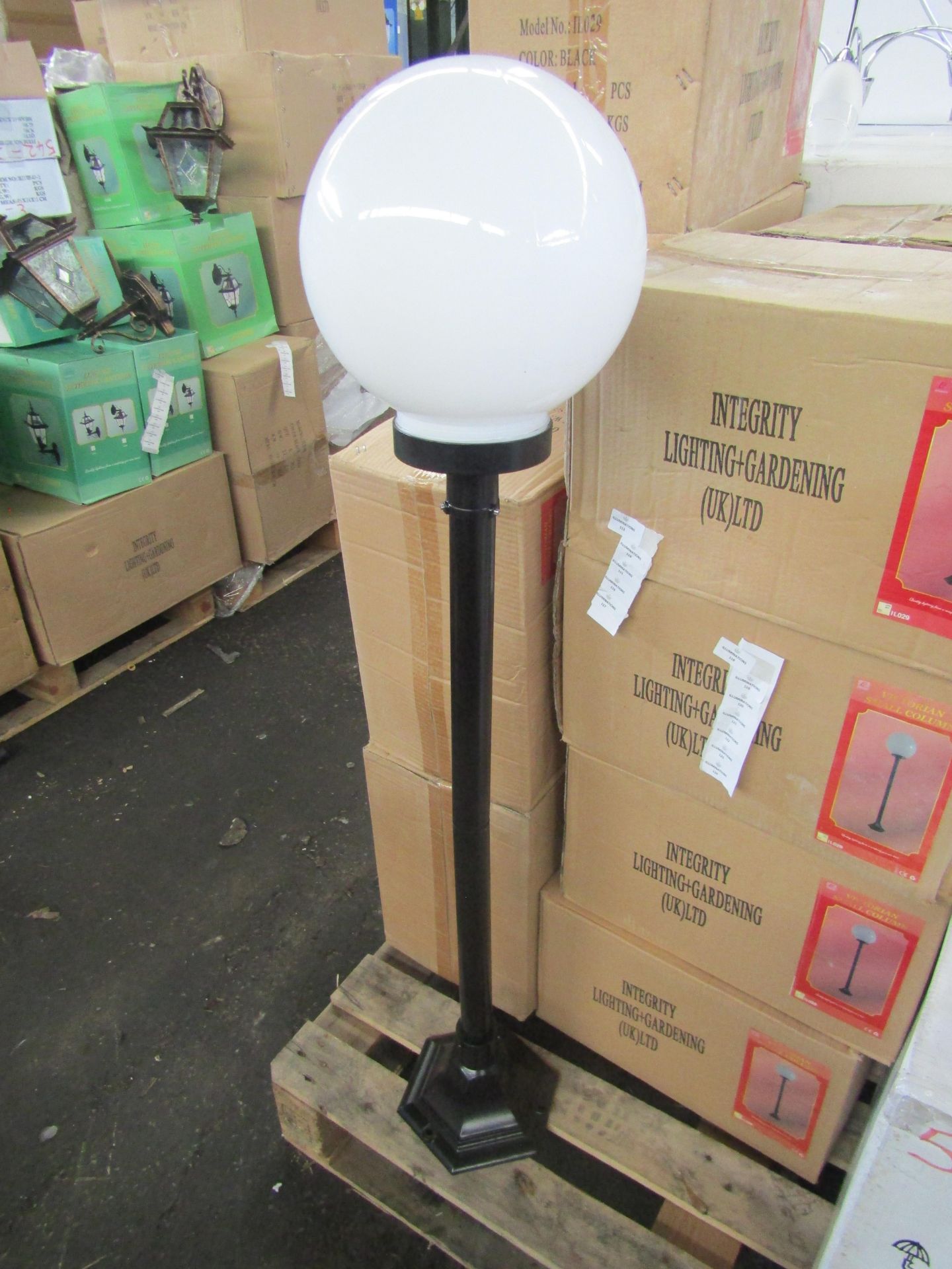 Integrity Lighting Black Victorian Column Outdoor light. H120cmcm x W25cm. New & Boxed. (box maybe