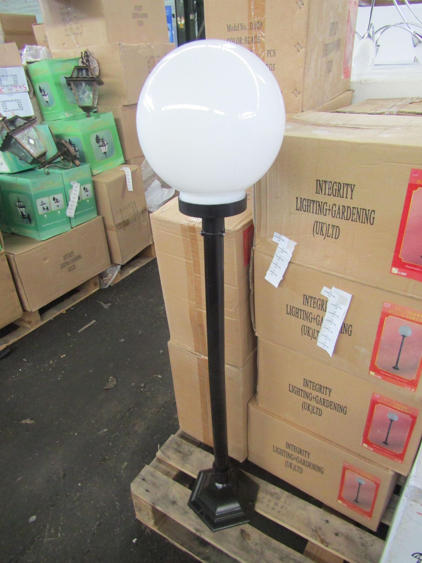 Integrity Lighting Black Victorian Column Outdoor light. H120cmcm x W25cm. New & Boxed. (box maybe