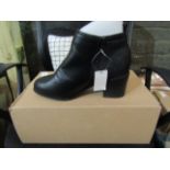 JD Williams Sole Diva Ladies Black Leather Ankle High Zip Up Boots, Size: 6EEE - Unused & Boxed.