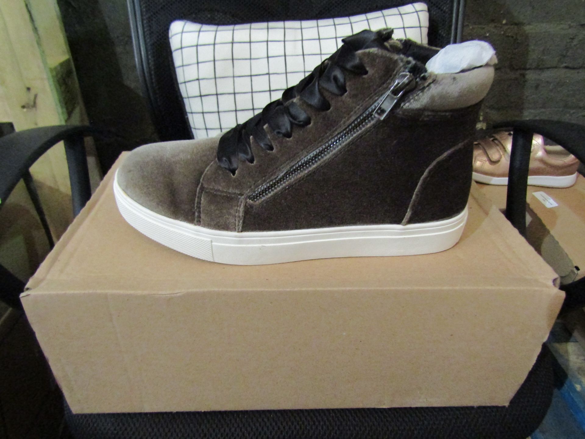 Ladies Trainer/Shoe, Size Uk 7, Grey, Unworn & Boxed, See Image.