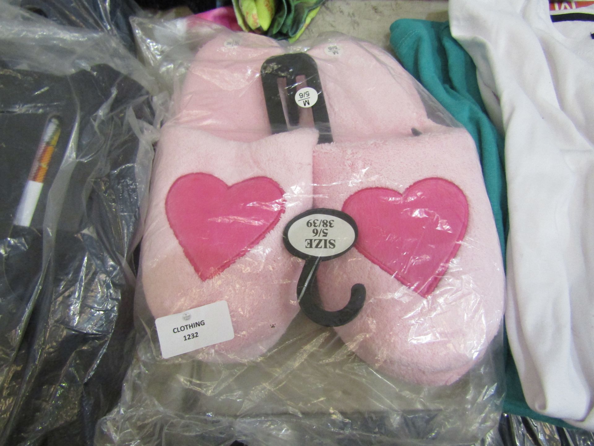 1 X Pair of Ladies Pink Slippers Size 5/6 New & Packaged
