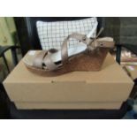 JD Williams Naturalizer N5 Comfort Ladies Robyn Nickel Metallic Wedge Sandles, Size: 8D - Unworn &