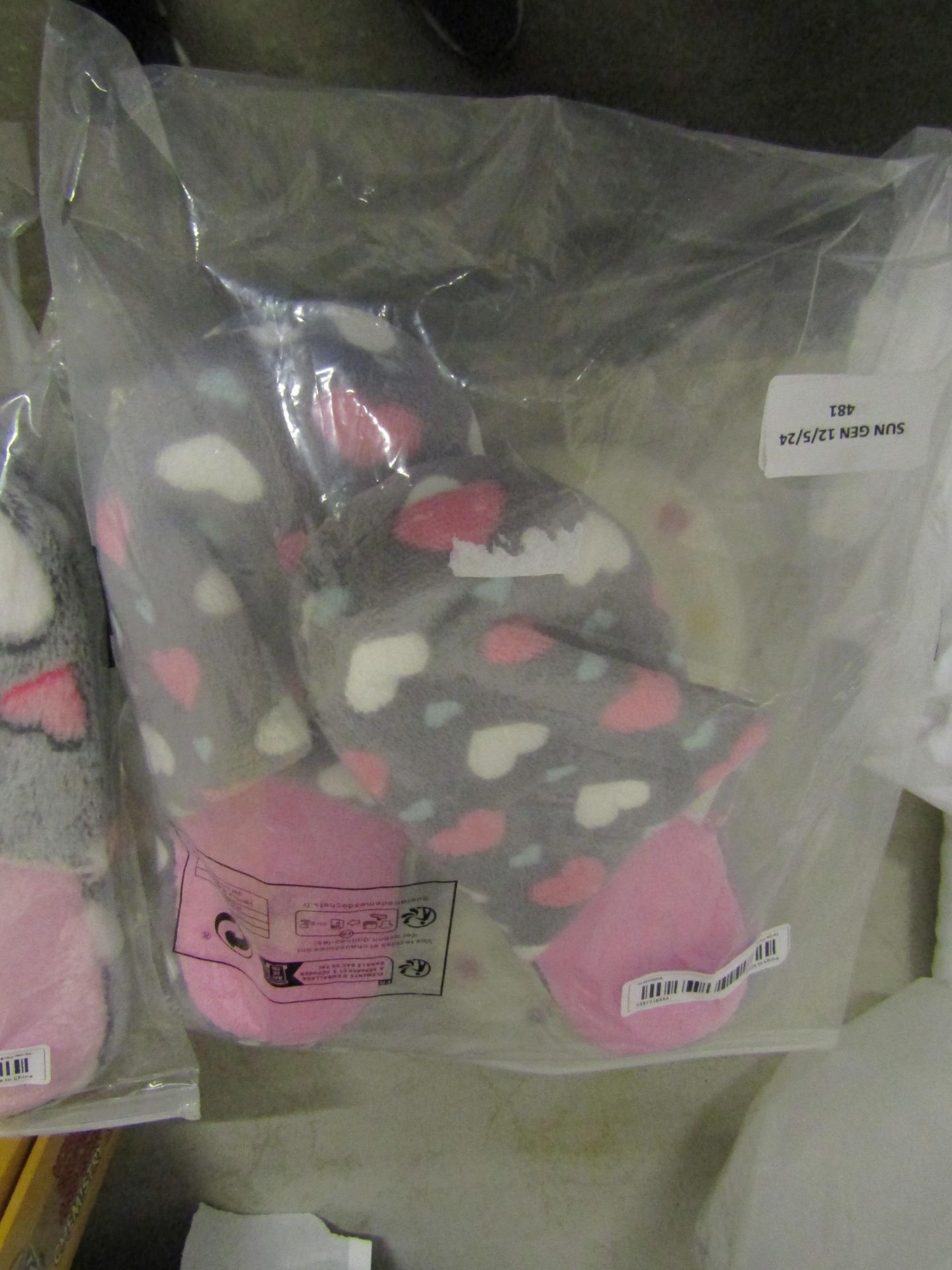 Ladies Slippers, Size 40-41, Unchecked & Packaged.