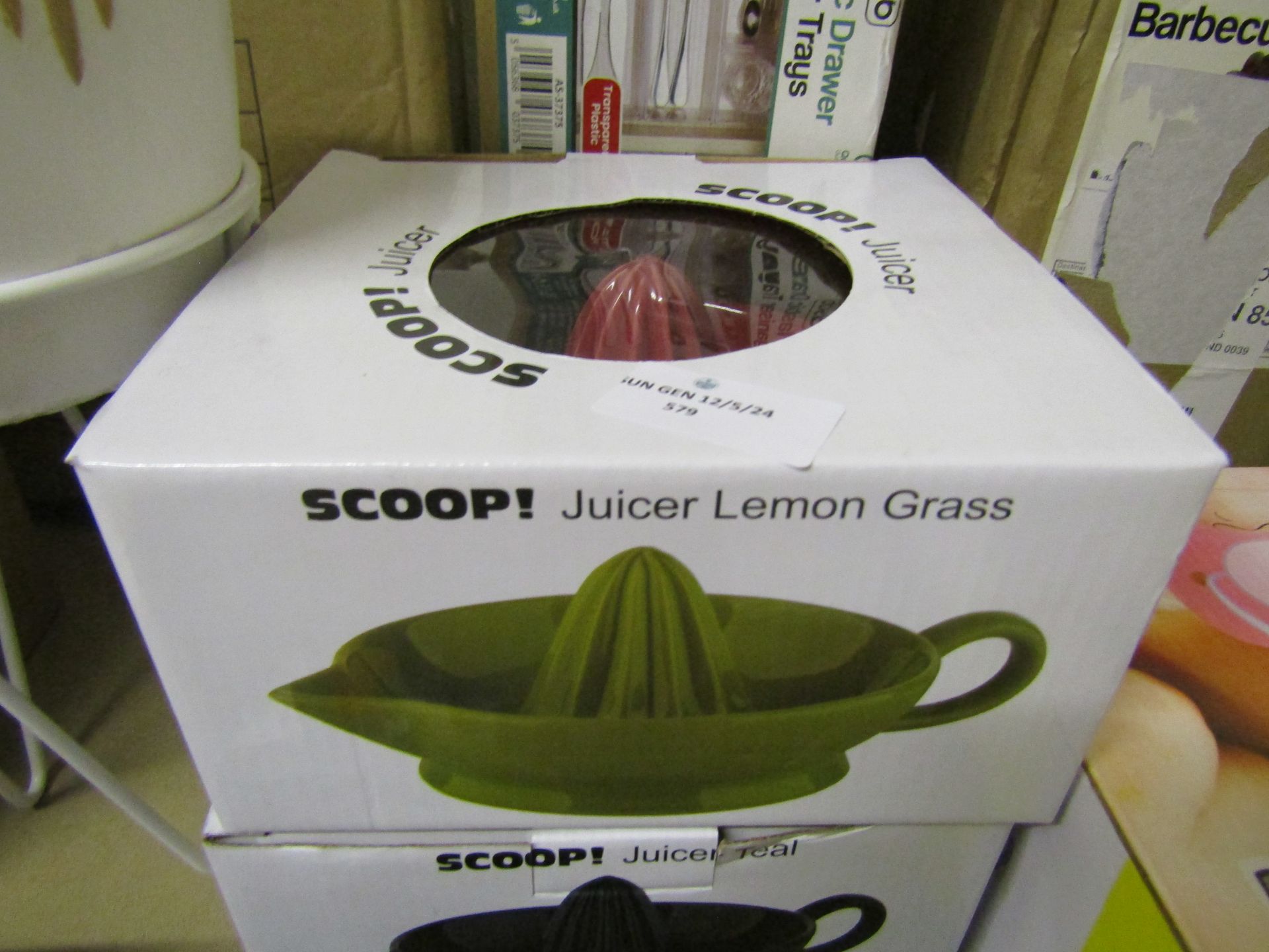 2x Scoop Juicers, Colours May Vary, Unchecked & Boxed.