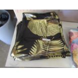 6x Pillow Cases, Black & Gold, Look To Be In Good Condition, No Package.