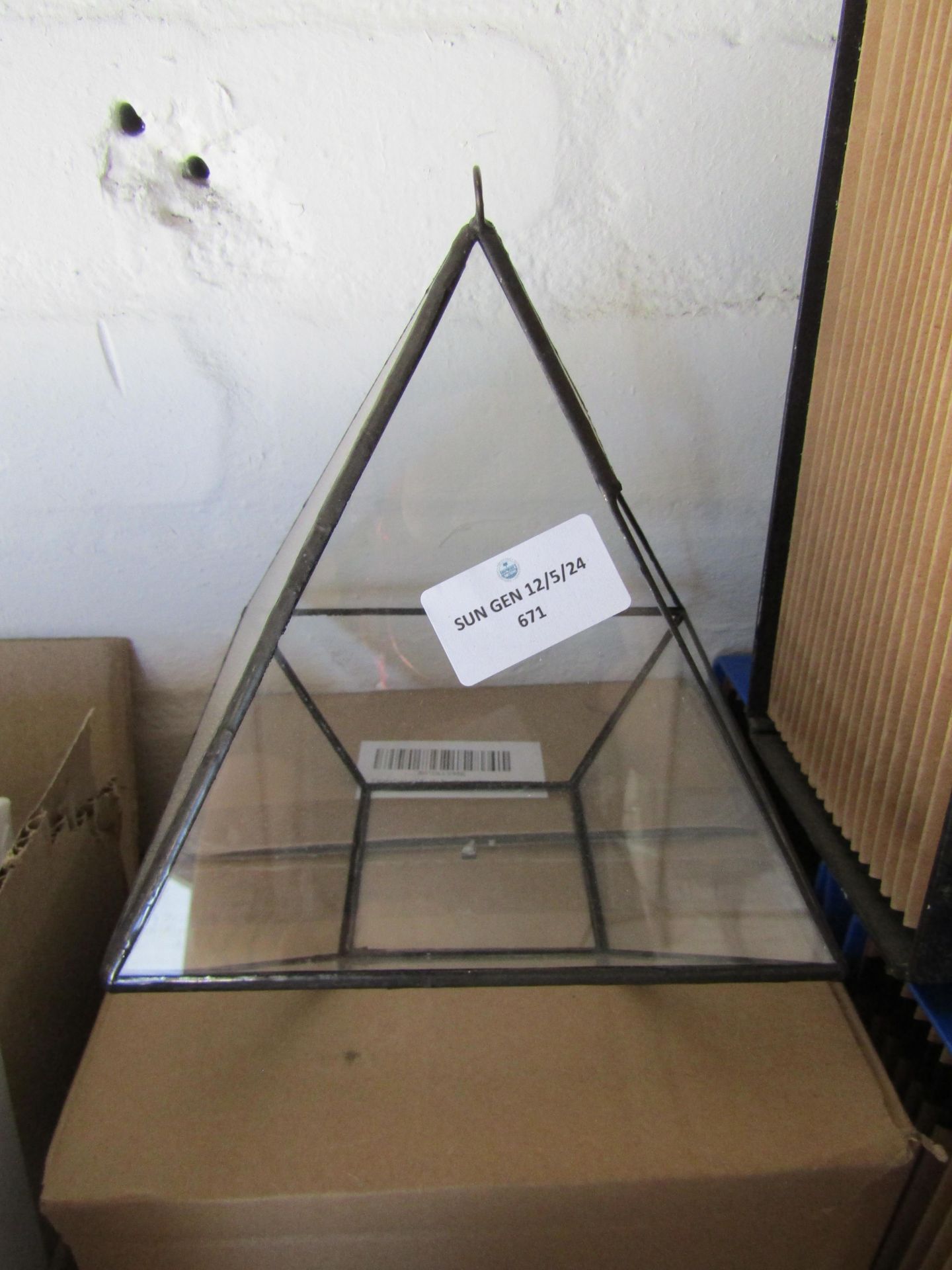 Hanging Geometric Modem Plant & Cactill Holder, Looks In Good Condition & Boxed.