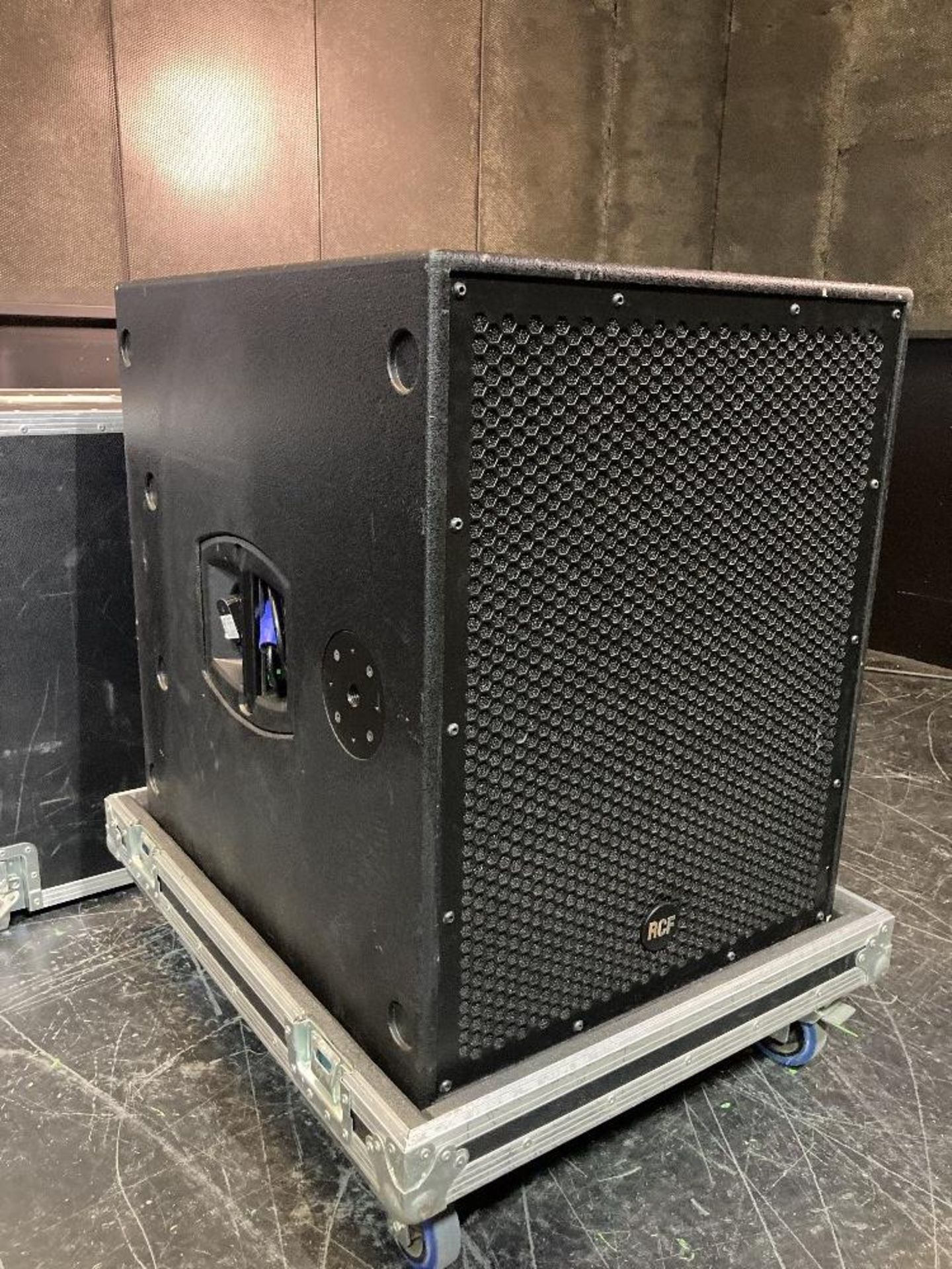 RCF 8004-AS Powered Subwoofer & Heavy Duty Mobile Flight Case - Image 2 of 10