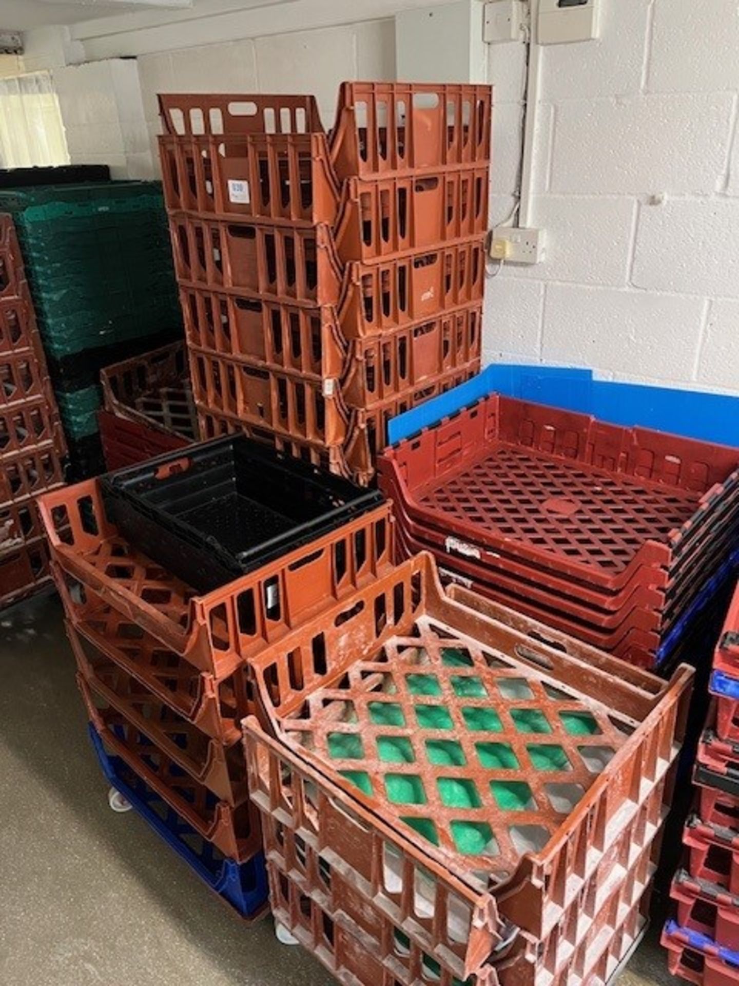 Large quantity of plastic crates - Image 4 of 5