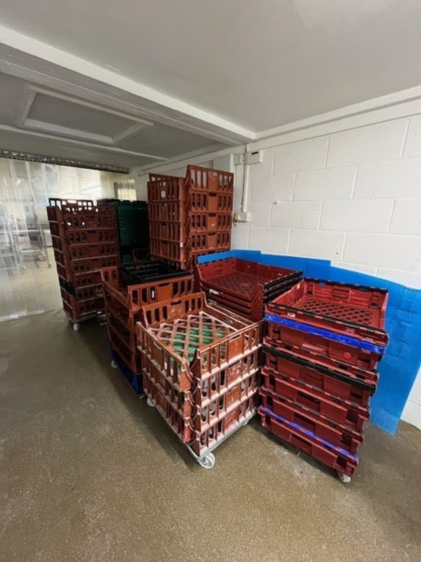 Large quantity of plastic crates