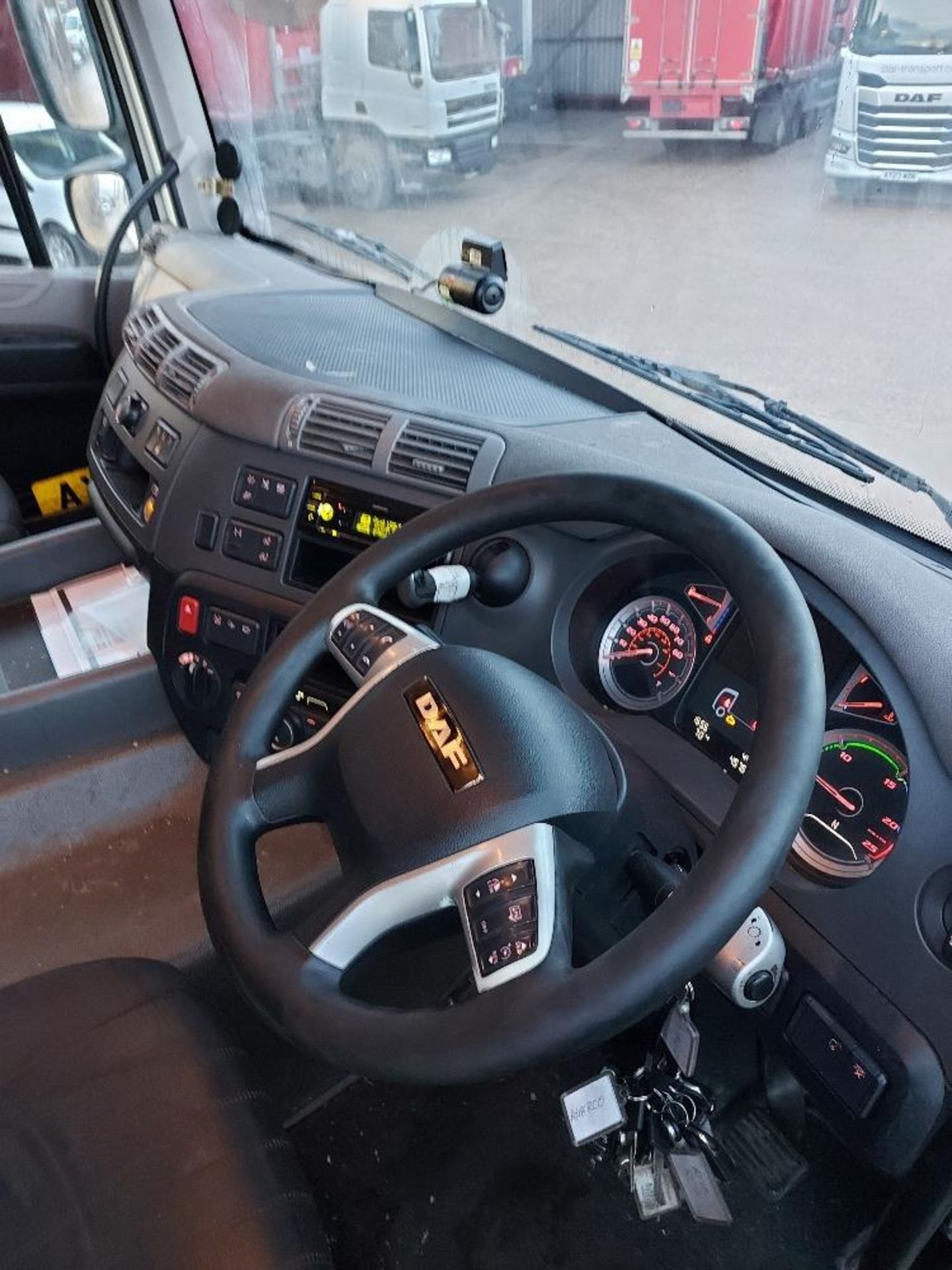 DAF CF 480 FTG Space Cab 6x2 Tractor Unit - Image 8 of 11