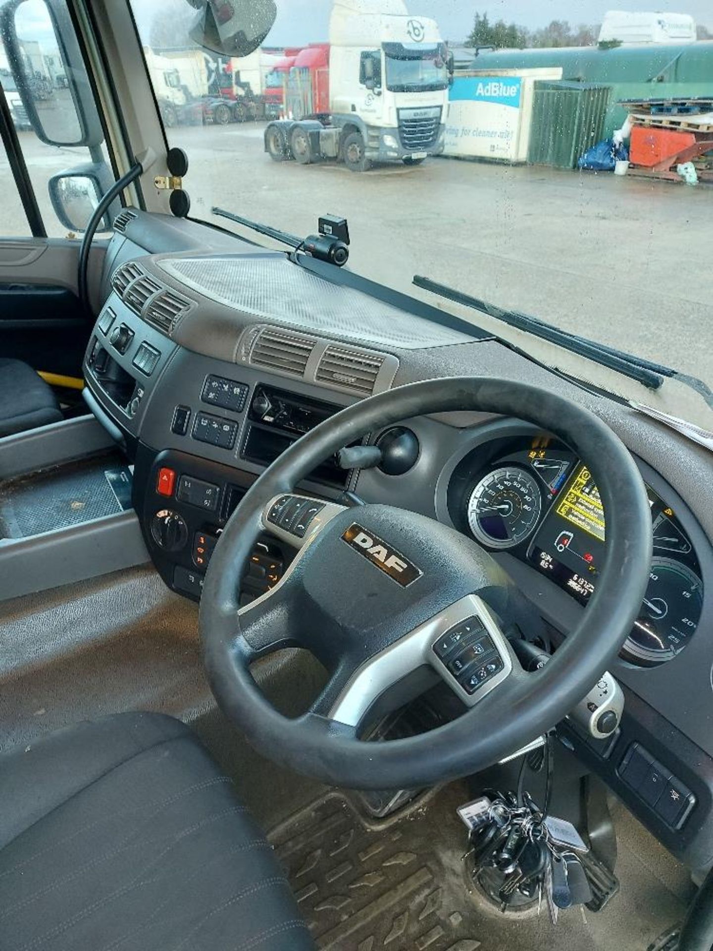 DAF CF 480 FTG Space Cab 6x2 Tractor Unit - Image 8 of 11