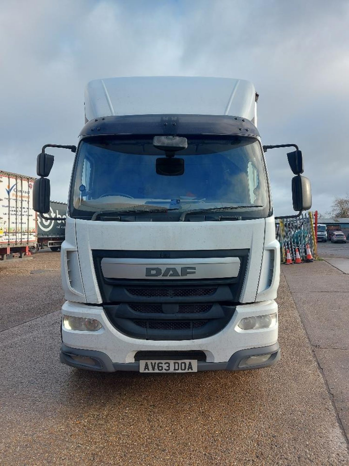 DAF L55.250 4x2 Rigid 18T Curtain Side Lorry with Tail Lift - Image 3 of 11