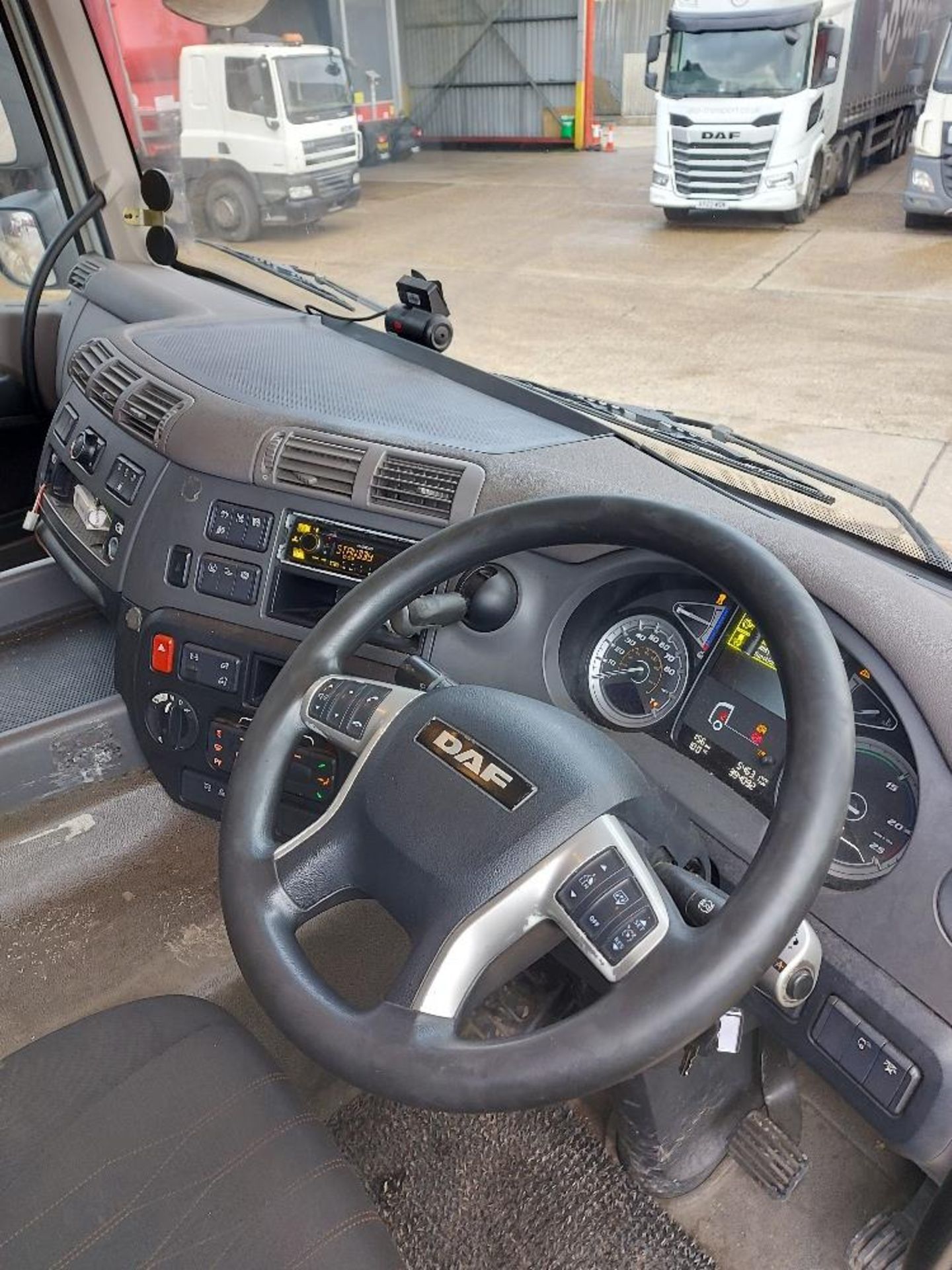 DAF CF 480 FTG Space Cab 6x2 Tractor Unit - Image 8 of 11