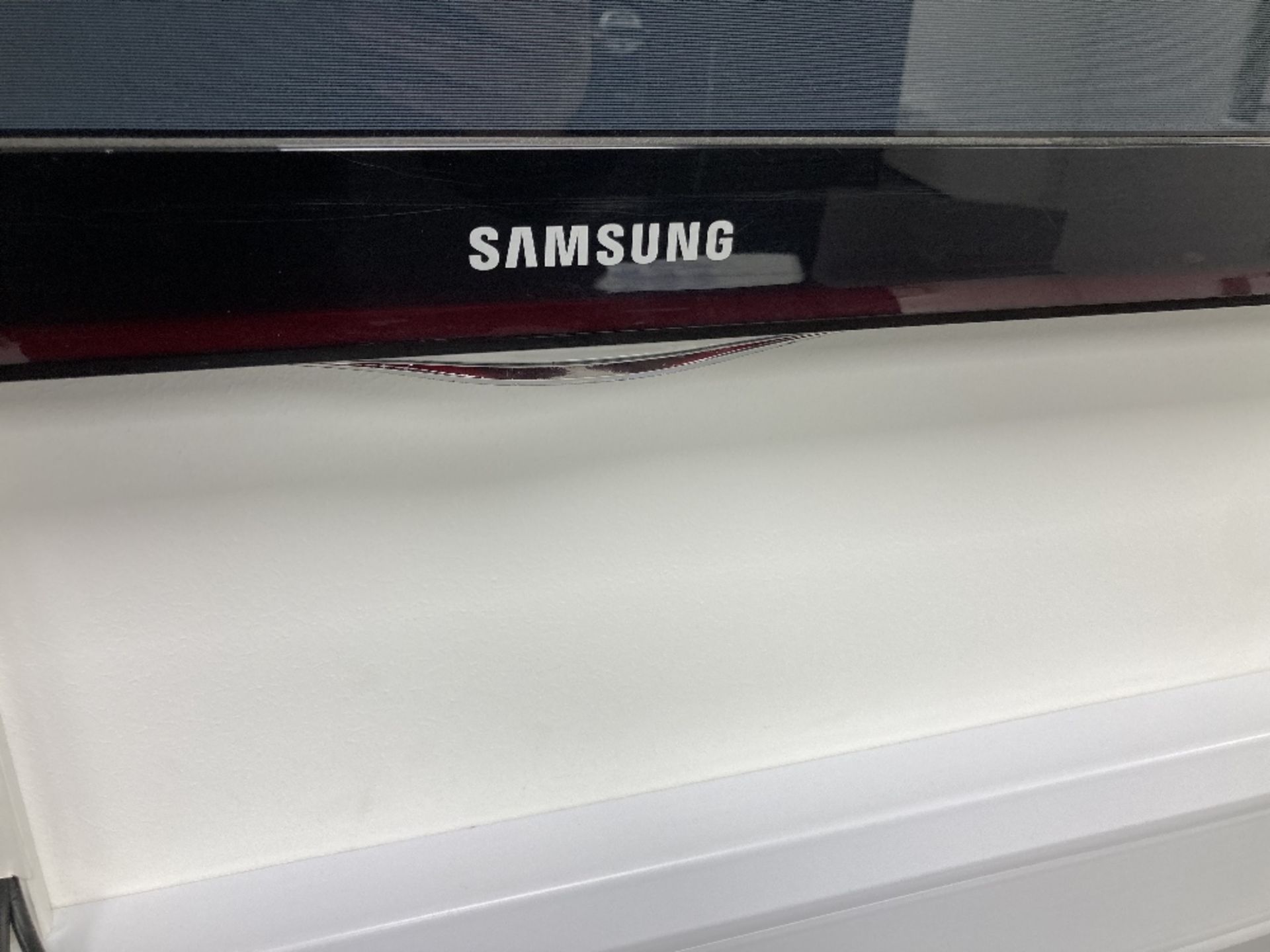 Samsung Approximate 32 Inch Wall Mounted Television - Image 3 of 5