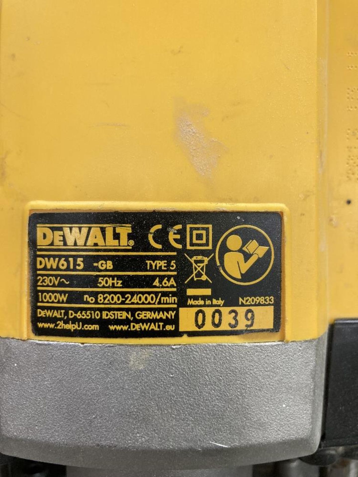 Dewalt DW615v 230V Plunge Router 900W & Heavy Duty Carry Case - Image 4 of 9