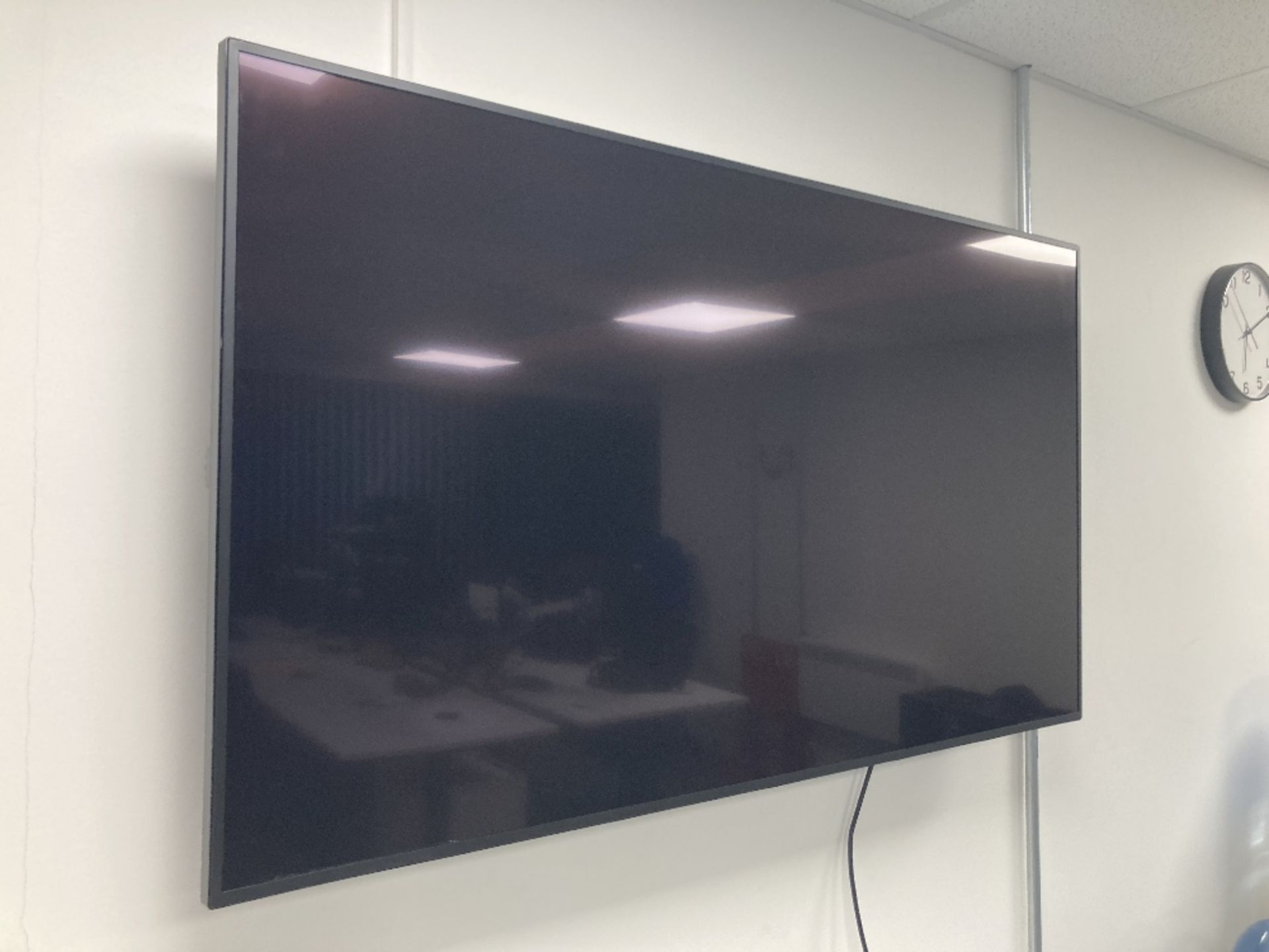 Panasonic LCD Flat Panel Display, Wall Bracket & Remote Control - Image 3 of 4