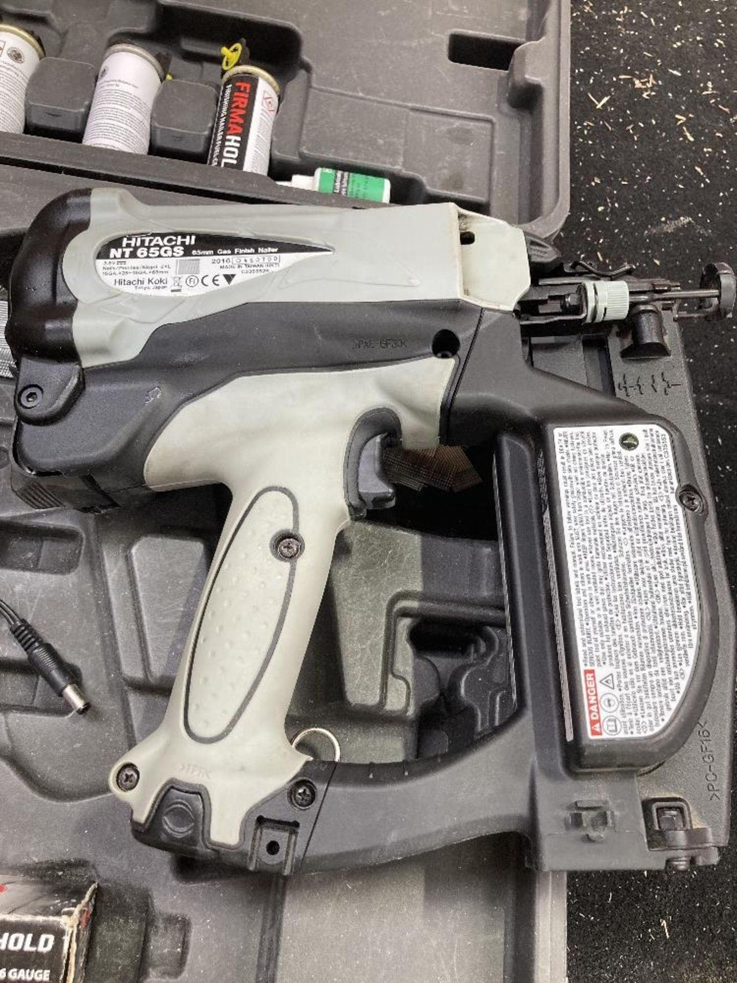 Hitachi NT 65GS Cordless Gas Finish Nailer for straight nails & Heavy Duty Carry Case - Image 3 of 8