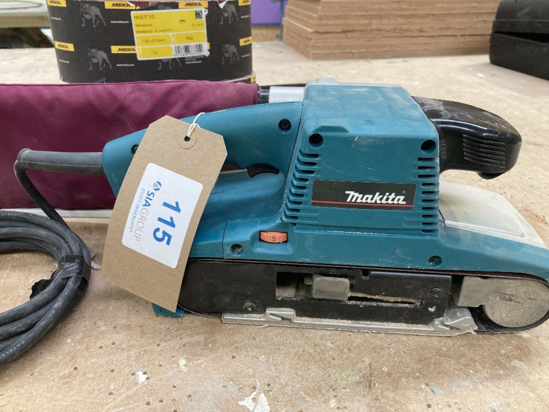 Makita 100x610mm 240v Planer Complete with Spare Sanding Belts - Image 2 of 9