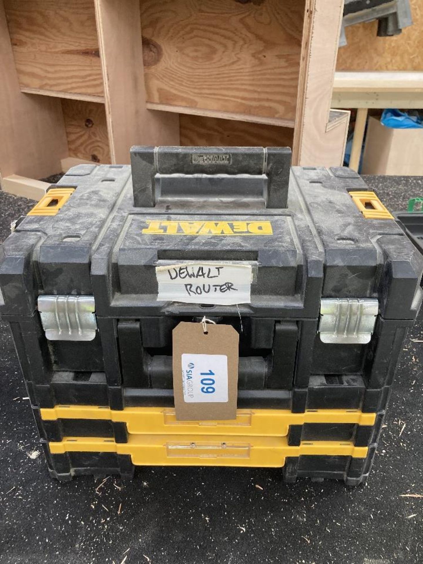 Dewalt DW615v 230V Plunge Router 900W & Heavy Duty Carry Case - Image 9 of 9