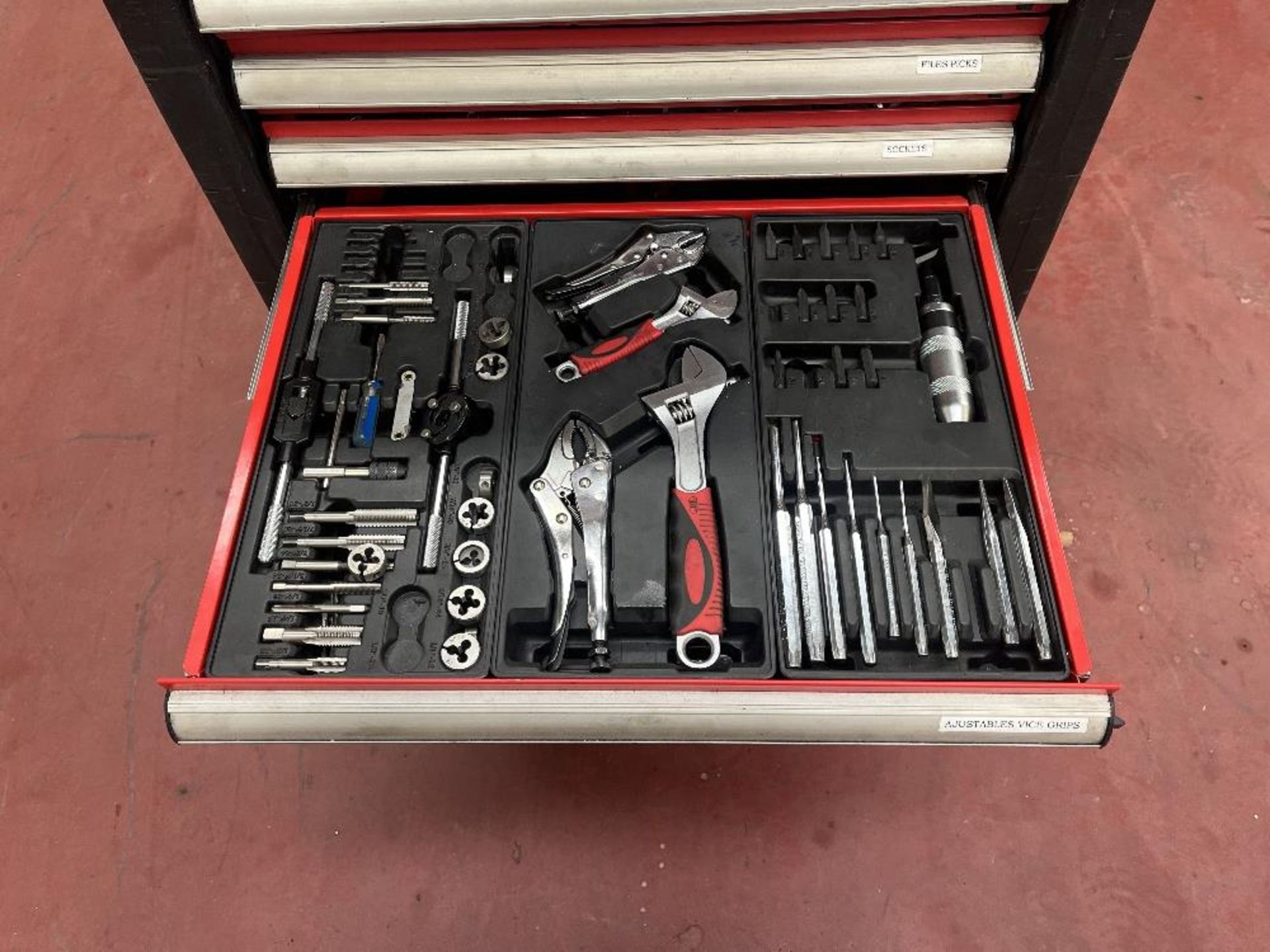 Mobile 8 drawer tool cabinets with contents and fitted vice - Image 10 of 12