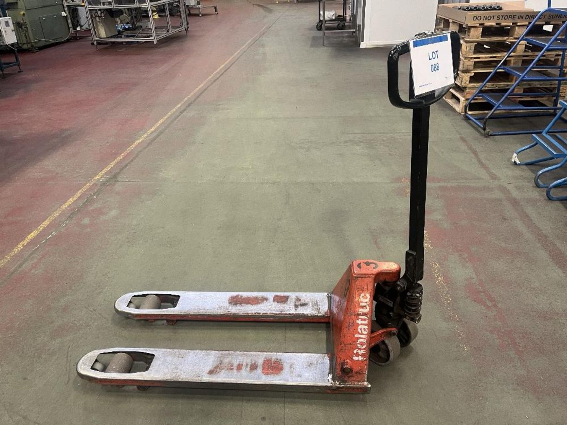 BT L20 Pallet Truck - 2000kg max load - Image 2 of 2