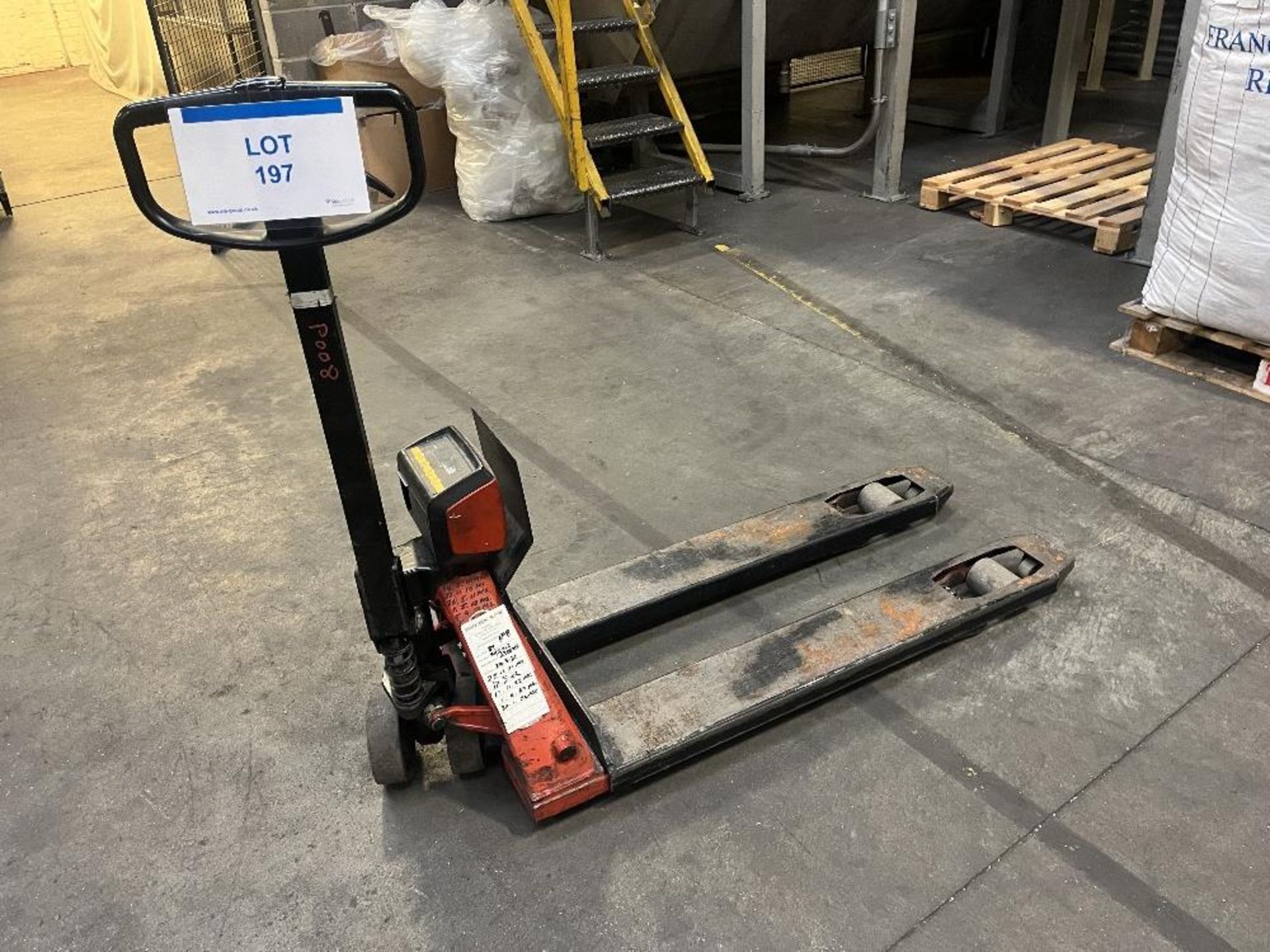 Hydraulic pallet truck with digital weigh read-out for spares - Image 2 of 4
