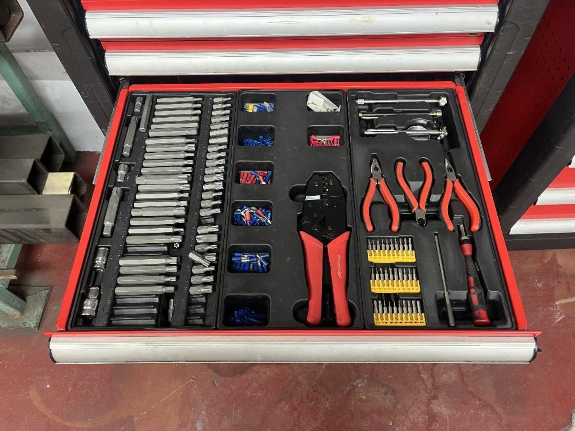 Mobile eight drawer tool cabinet with contents - Bild 7 aus 11