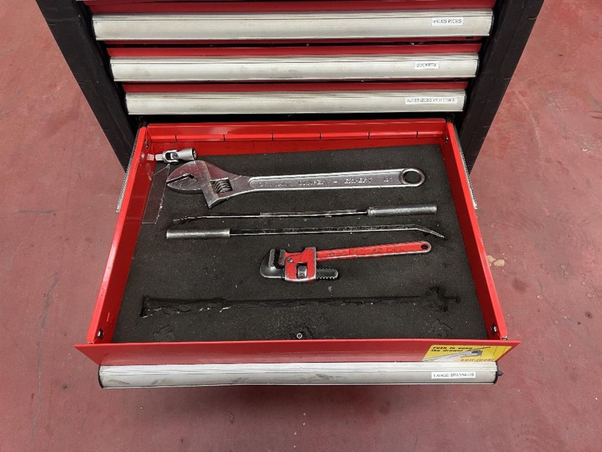 Mobile 8 drawer tool cabinets with contents and fitted vice - Image 11 of 12