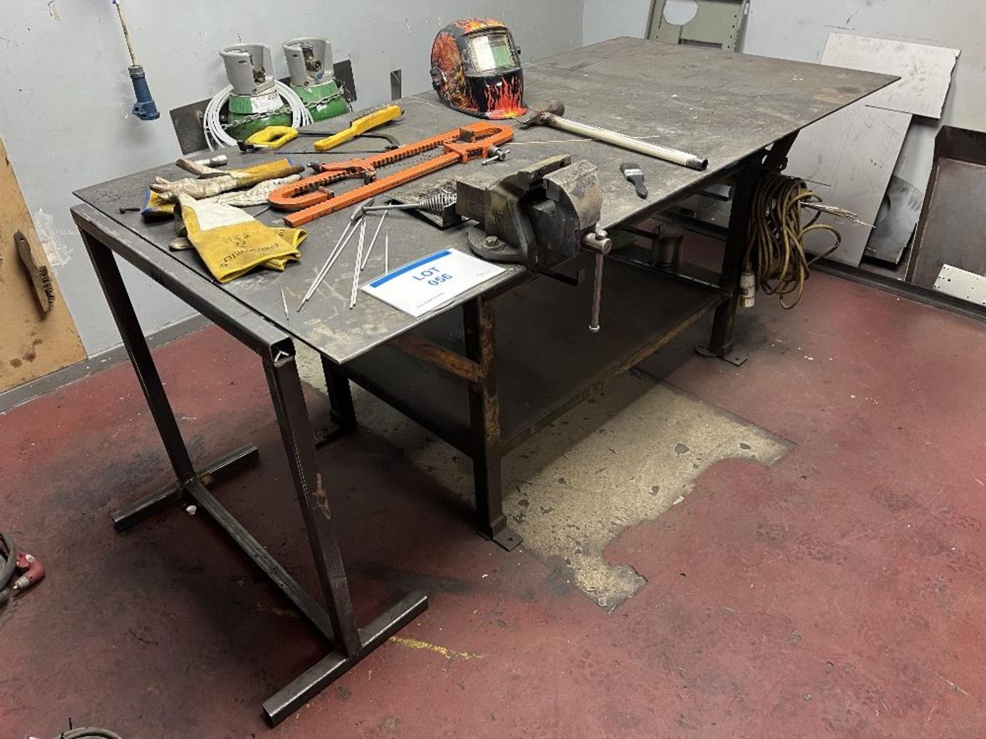 Welders steel bench with fitted vice - Image 2 of 3
