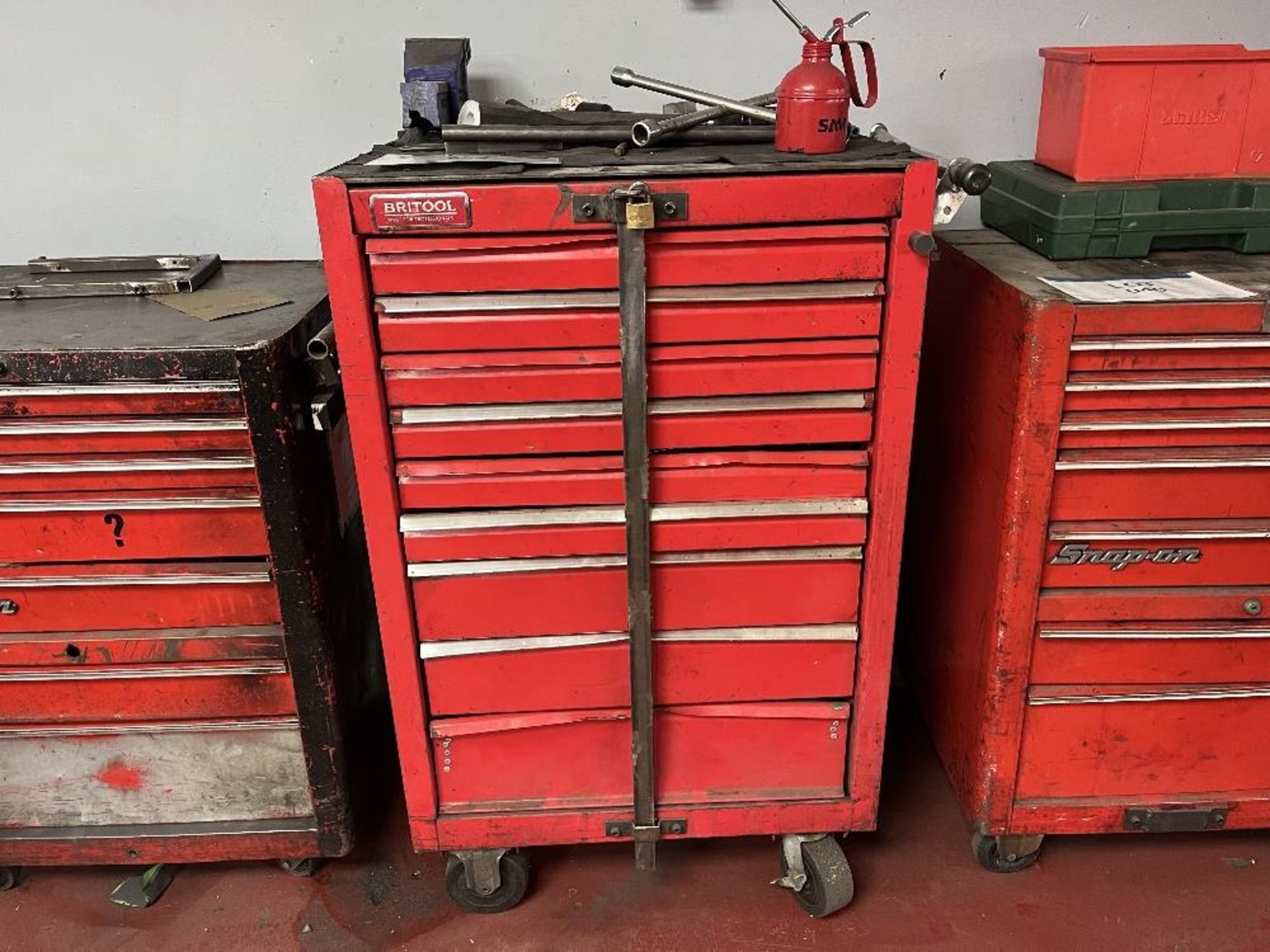 Mobile eight drawer tool cabinet with contents and fitted vice - Image 2 of 2